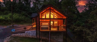 Upscale cabin w/ Mountain Views & fireworks viewing from Hot Tub, Free Passes