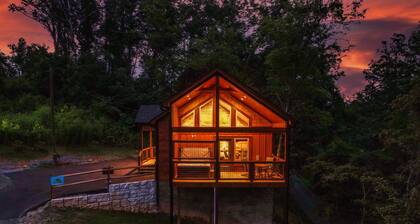 Upscale cabin w/ Mountain Views & fireworks viewing from Hot Tub, Free Passes
