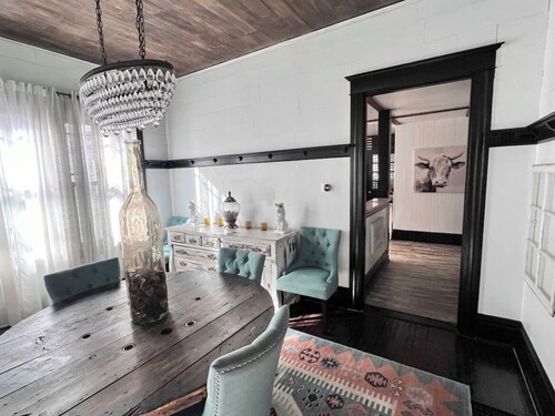 Beautiful, Restored Historic Craftsman House, Perfect for groups!
