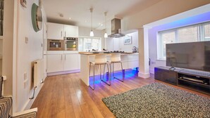 Maison | Cuisine privée | Réfrigérateur grande capacité avec congélateur, four à micro-ondes