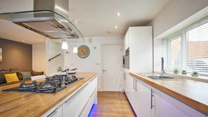 Maison | Cuisine privée | Réfrigérateur grande capacité avec congélateur, four à micro-ondes