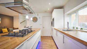 Nhà | Bếp riêng | Tủ lạnh, lò vi sóng, lò nướng, bếp nấu