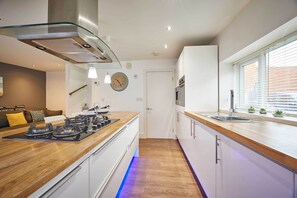 House | Private kitchen | Full-size fridge, microwave, oven, stovetop - The Carriage House (Morpeth)