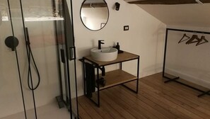 Douche, sèche-cheveux, serviettes fournies, savon