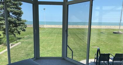 Waterfront Retreat - Romantic Get-away - Executive Travel (Lake Erie)