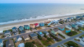 Una playa cerca, sillas reclinables de playa