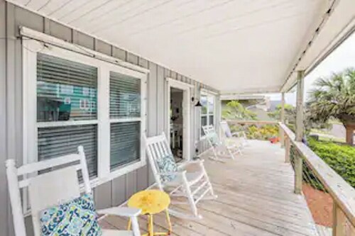 DOG FRIENDLY - Second Row ...Ruff Life beach cottage.