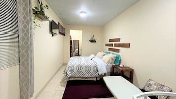2 bedrooms, desk, WiFi, bed sheets