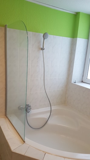 Badewanne, Haartrockner, HandtĂŒcher, Seife