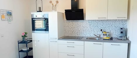 Kylskåp, ugn, spishäll och diskmaskin