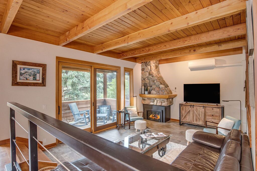 Incredible Remodeled Townhome - Slope Views, Family Friendly