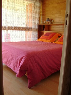 1 bedroom, travel crib