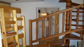 A wooden spiral staircase with a wooden ladder on the left. - Apartment T2 duplex Font-Romeu (Font-Romeu)