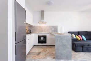 Micro-ondes, four, plaque de cuisson, cafetière/bouilloire