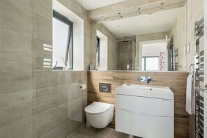Badewanne, kostenlose Toilettenartikel, Haartrockner, Handtücher