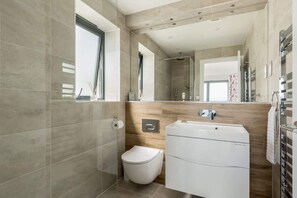 Een bad, gratis toiletartikelen, een haardroger, handdoeken