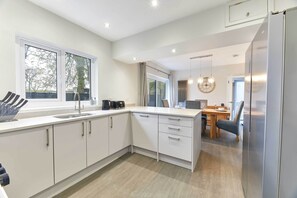 Casa | Cocina privada | Refrigerador con congelador, microondas, horno y parrilla de estufa 