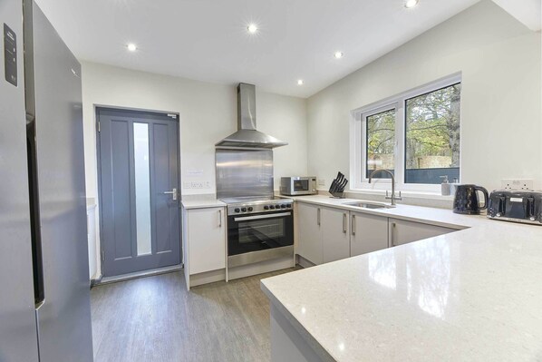 Casa | Cocina privada | Refrigerador con congelador, microondas, horno y parrilla de estufa 