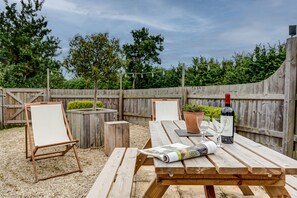 Outdoor dining - Sansoms Loft | Oxfordshire Holiday Let | 1 Bed & Sleeps 2 (Wootton)