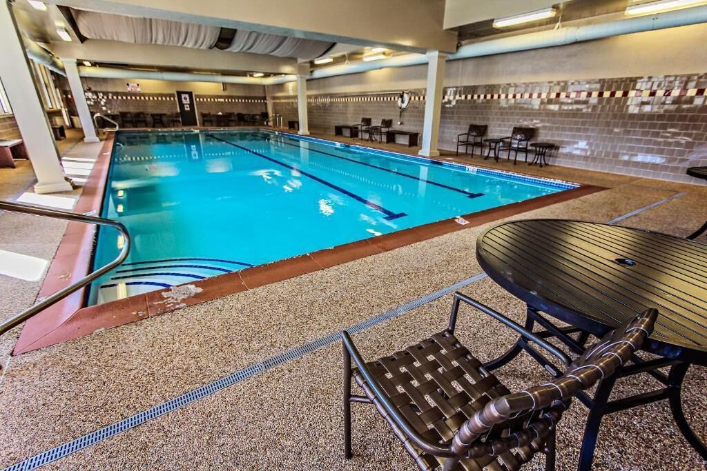 Innendørsbasseng og utendørsbasseng