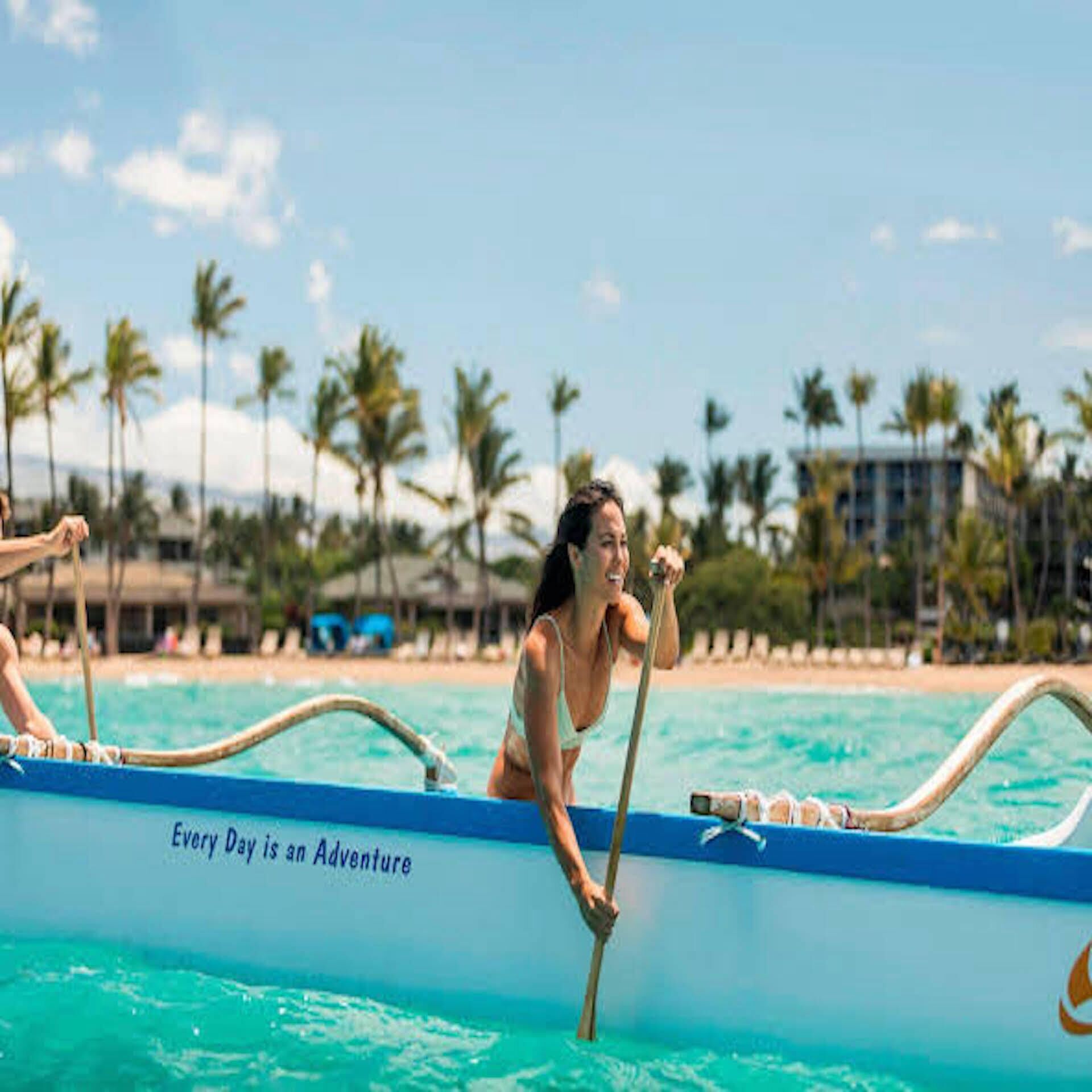 Una piscina al aire libre, una piscina climatizada