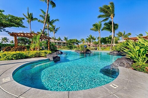 Sophisticated freshly remodeled two story Golf Villa w/Private Beach Club 