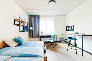Roupas de cama antialérgicas, escrivaninha, Wi-Fi de cortesia