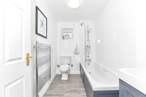 House | Bathroom | Combined shower/tub, free toiletries