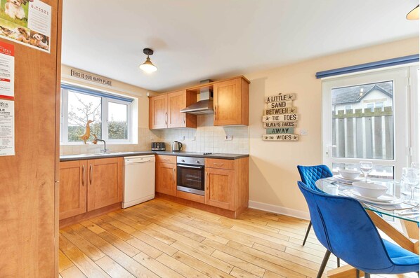 Casa | Cucina privata | Frigorifero con congelatore, microonde, forno, piano cottura
