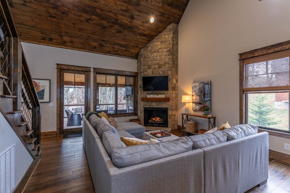 Televisión y chimenea 