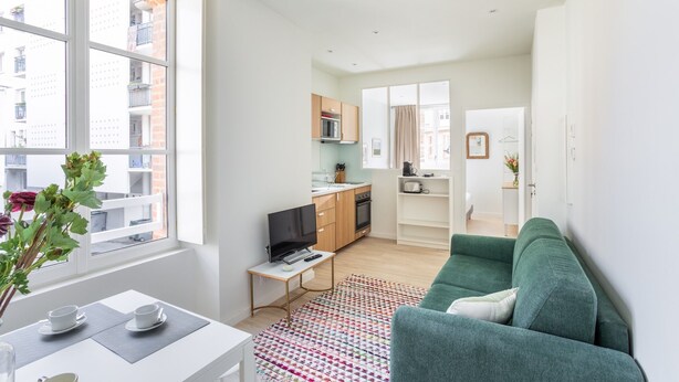 A modern apartment with a living room, kitchen, and dining area. - Le Moulin des Carmélites 1 - Appt moderne à Rennes (Rennes)