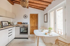 Réfrigérateur, un four, surface de cuisson, lave-vaisselle