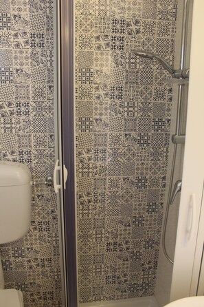 Dusche, Haartrockner, Bidet, Handtücher