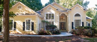Spivey Manor · Sink into the Luxe Corner Tub at an Upscale, Spacious Home