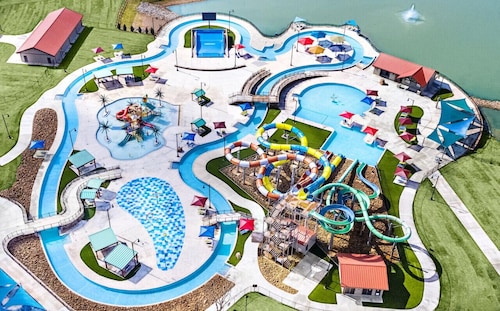 Spivey Manor · Sink into the Luxe Corner Tub at an Upscale, Spacious Home