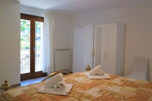 Apartamento | Ropa de cama hipoalergénica y escritorio