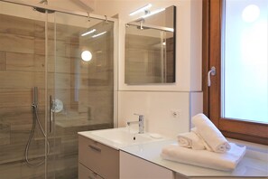 Apartamento | Baño | Ducha y cabezal de ducha tipo lluvia