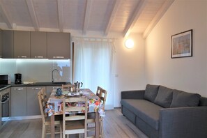 Apartment | Wohnbereich | Flachbildfernseher