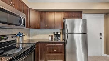 Een koelkast, een magnetron, een oven, een kookplaat