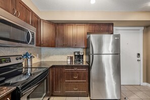 Refrigerador, microondas, horno y parrilla de estufa
