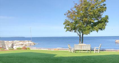 Cozy Sister Bay Waterfront condo
2BR/2BA
Ground level porch, lawn, pier, bay