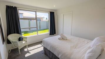 4 bedrooms, WiFi, bed sheets