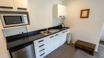 Fridge, microwave, dishwasher, cookware/dishes/utensils