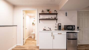 Refrigerador, microondas, cafetera y tetera y tetera eléctrica