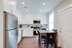 Fridge, microwave, oven, stovetop - 3 Bed 2 Bath Tourist House near Kendall Square (Cambridge)