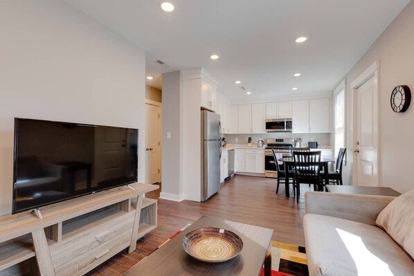 TV, offices - 3 Bed 2 Bath Tourist House near Kendall Square (Cambridge)