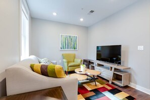 TV, offices - 3 Bed 2 Bath Tourist House near Kendall Square (Cambridge)