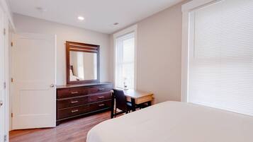 3 bedrooms, desk, iron/ironing board, WiFi