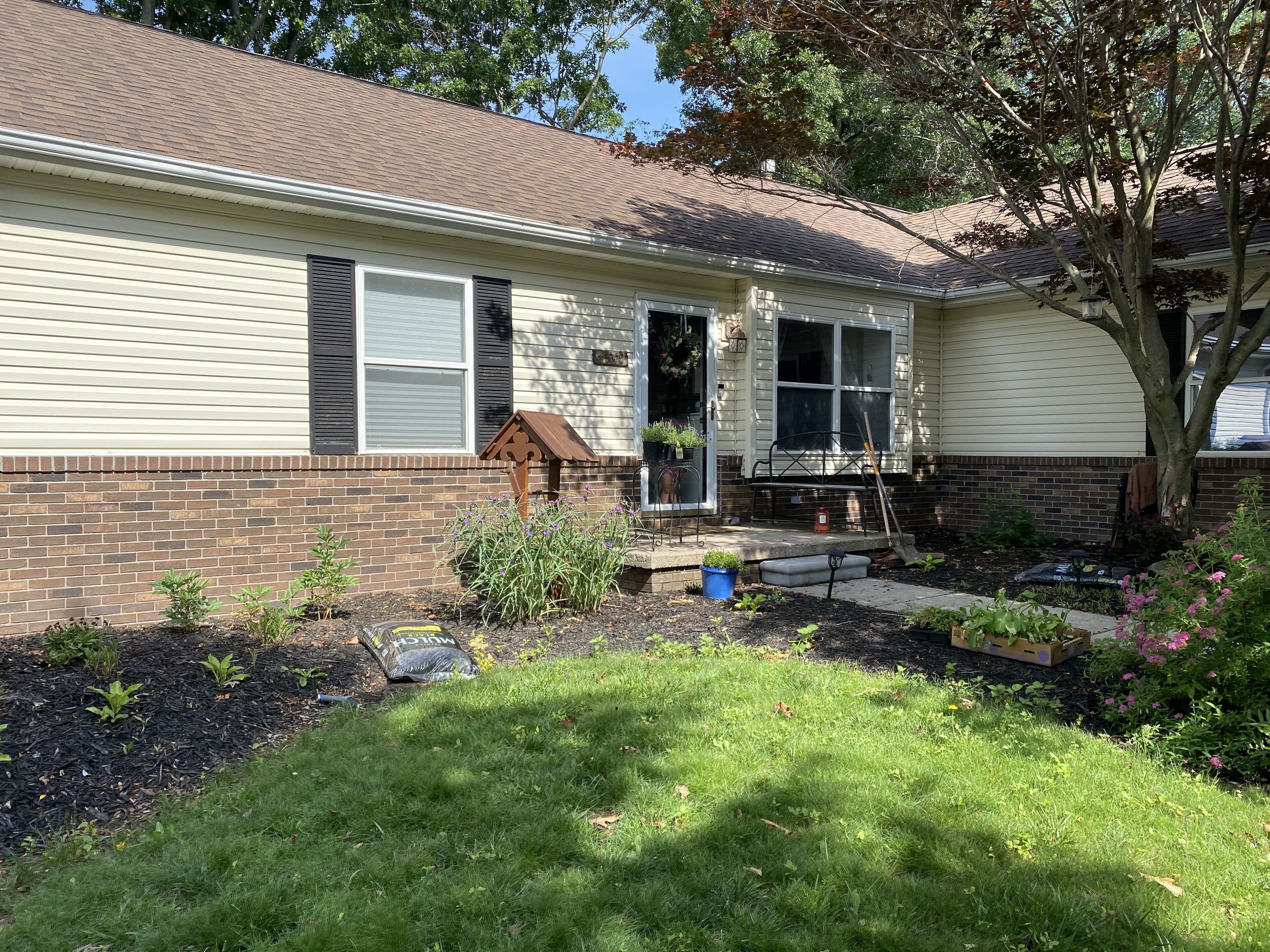 House near beaches and downtown! Large deck with Hot Tub pet friendly!