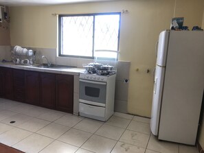 Køleskab, mikrobølgeovn, ovn, kaffe-/temaskine